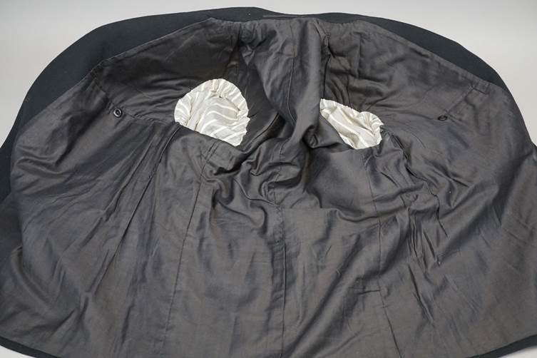 A black jacket with pockets

AI-generated content may be incorrect.