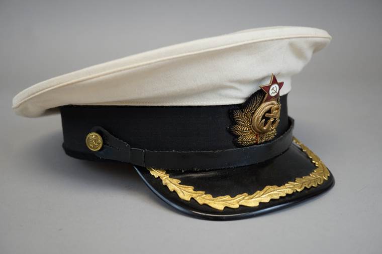 A white and black hat with gold trim

AI-generated content may be incorrect.