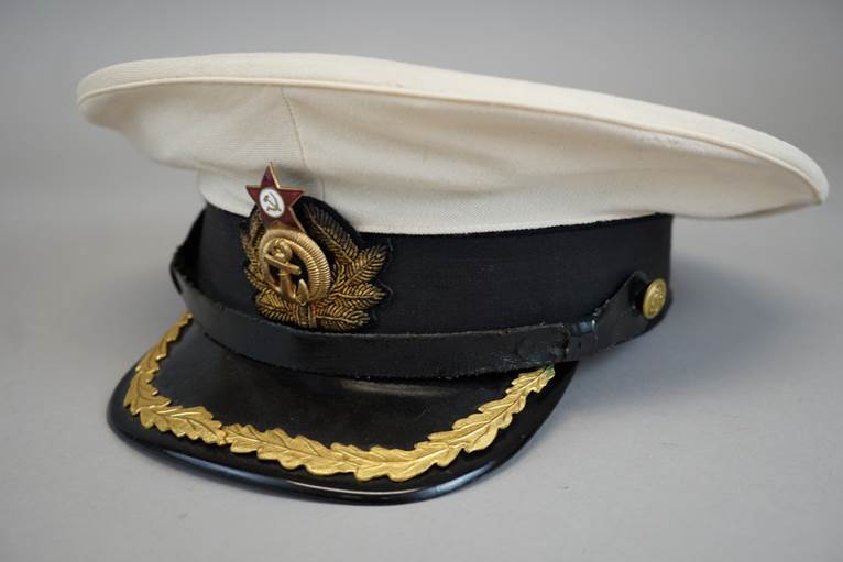 A white hat with gold trim

AI-generated content may be incorrect.