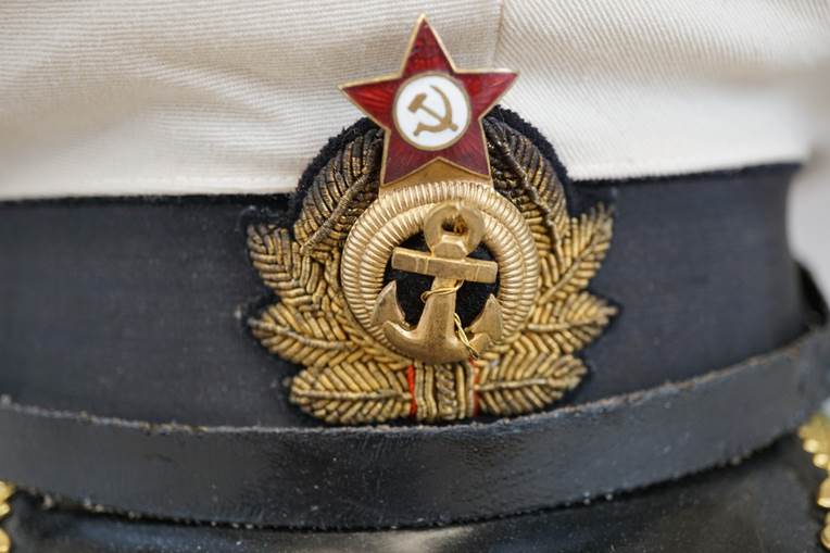 A close-up of a hat

AI-generated content may be incorrect.