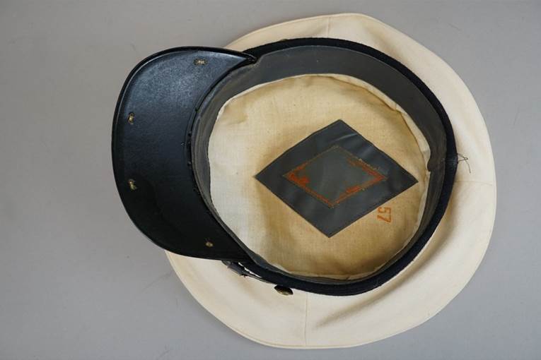 A hat with a diamond on it

AI-generated content may be incorrect.