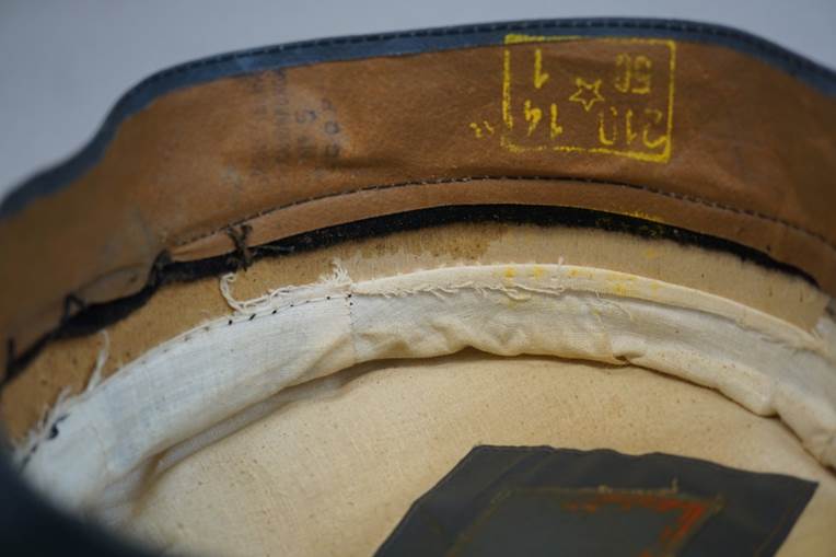 A close-up of a hat

AI-generated content may be incorrect.