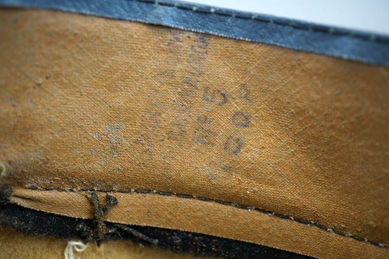 Close-up of a fabric with a blue strip

AI-generated content may be incorrect.