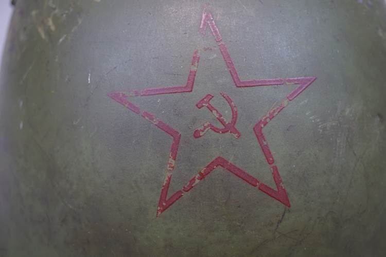 A star with a hammer and sickle

AI-generated content may be incorrect.