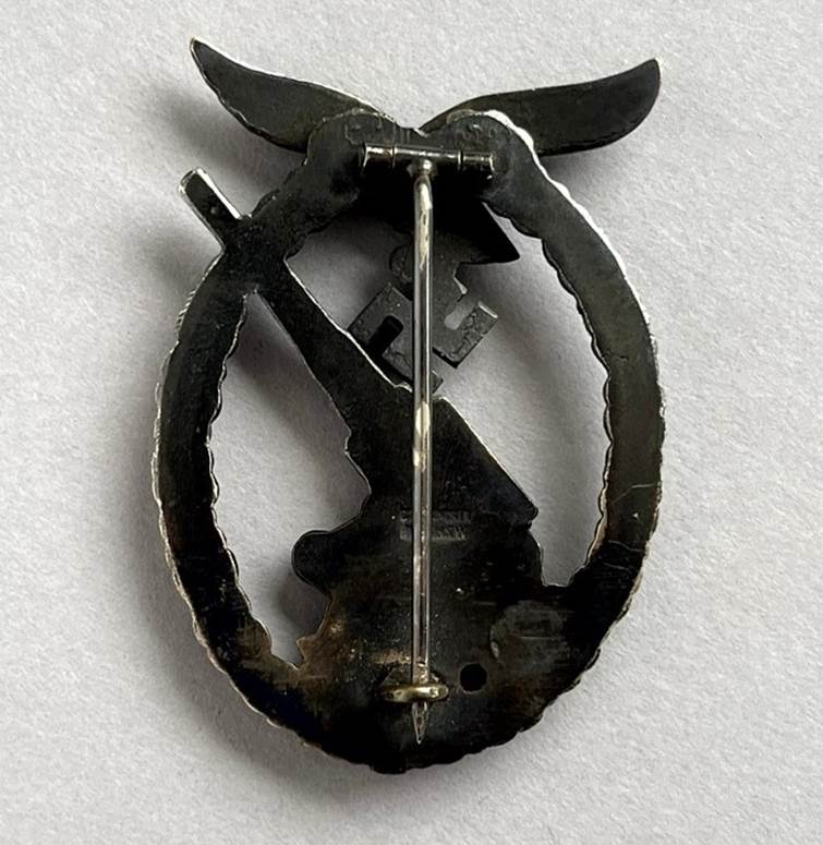 A black metal badge with a black handle

AI-generated content may be incorrect.