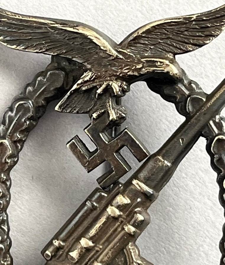 A metal eagle and an object

AI-generated content may be incorrect.