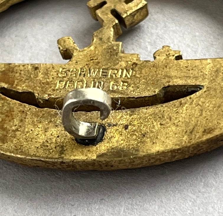 A gold and silver object with a hole in the middle

AI-generated content may be incorrect.