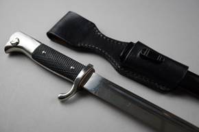 A knife with a leather case

Description automatically generated