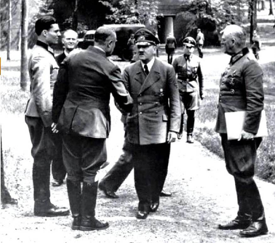 Bundesarchiv_Bild_146-1984-079-02,_F�hrerhauptquartier,_Stauffenberg,_Hitler,_Keitel.jpg