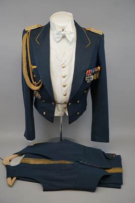 A mannequin with a uniform

Description automatically generated