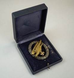 A gold pin in a box

Description automatically generated