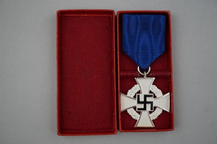 A picture containing metalware, chain

Description automatically generated