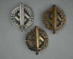 A group of metal badges

Description automatically generated