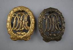 A pair of gold and silver metal objects

Description automatically generated with medium confidence